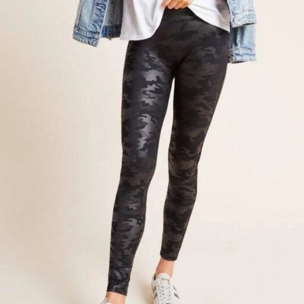SPANX Faux Leather Black Camo Leggings Size‎ Medium Womens Sculpting Slim Fit